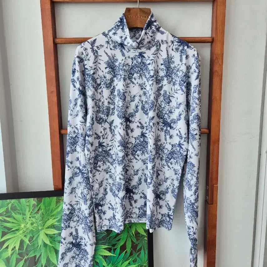 [BUNJANG] Blooming Pattern Turtleneck Long-Sleeve T-Shirt / (새상품)블루밍 패턴 터틀넥 긴팔 티셔츠