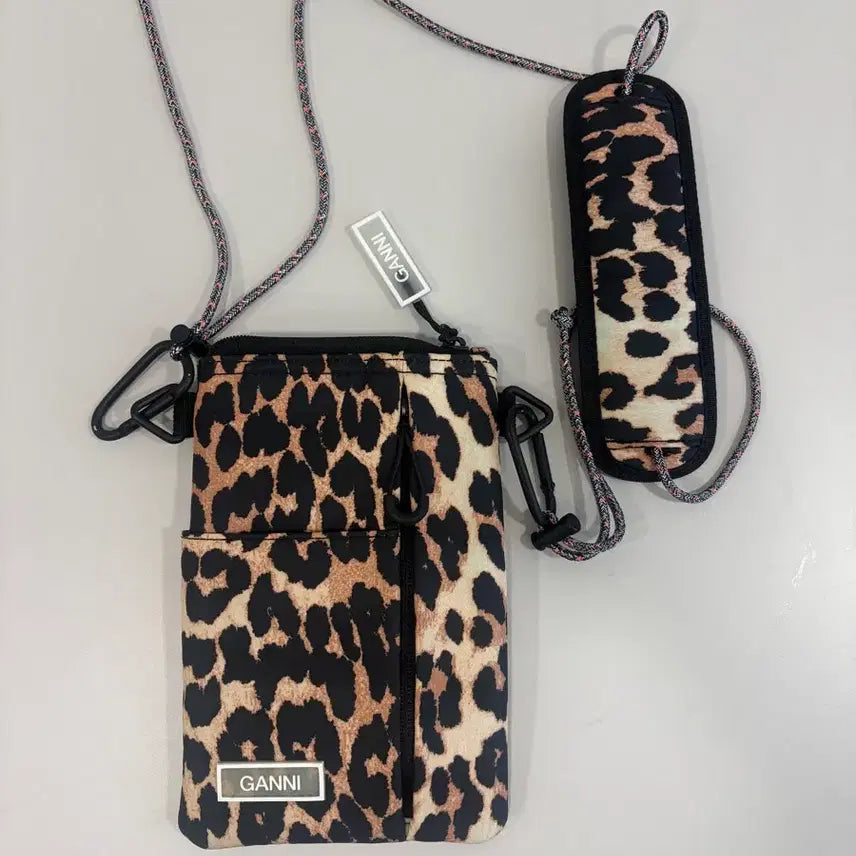 [BUNJANG] Ganni Leopard Print Technical Hiking Pouch Mini Bag / 가니 Ganni 크로스백 레오파드 프린트 테크니컬 하이킹 파우치 미니백