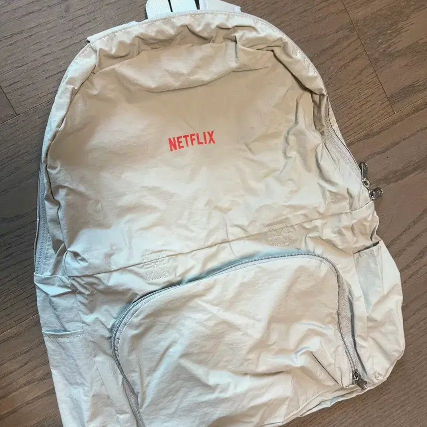 [BUNJANG] Netflix Logo Convertible Three-Way Backpack / [새제품] 넷플릭스 로고 컨버터블 쓰리웨이 백팩 패커블 백팩 베이지 색상 굿즈