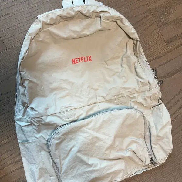 [BUNJANG] Netflix Logo Convertible Three-Way Backpack / [새제품] 넷플릭스 로고 컨버터블 쓰리웨이 백팩 패커블 백팩 베이지 색상 굿즈