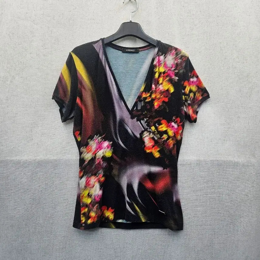 [BUNJANG] Versace Graphic V-Neck T-Shirt / 베르사체 그래픽 브이넥 반팔 티셔츠 .465