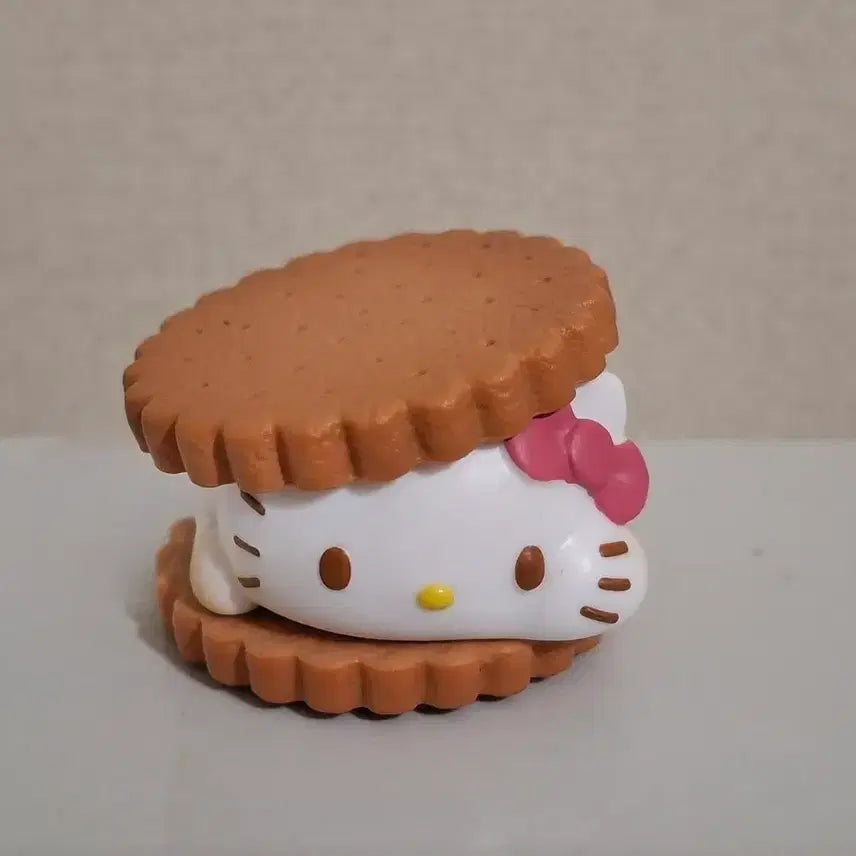 [BUNJANG] Sanrio S'mores Cookie Sandwich Gacha Figure Hello Kitty / 산리오 스모어 쿠키 샌드 가챠 피규어 헬로키티