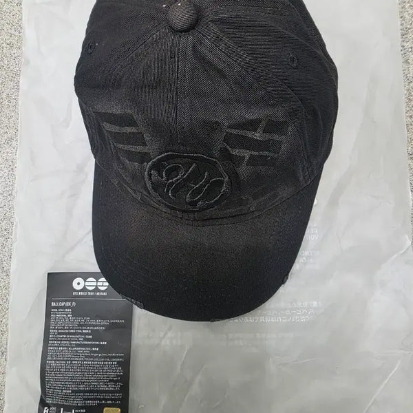 [BUNJANG] BTS World Tour Official Goods Black Logo Ball Cap / BTS월드 투어 공식 굿즈인 블랙 컬러의 볼캡