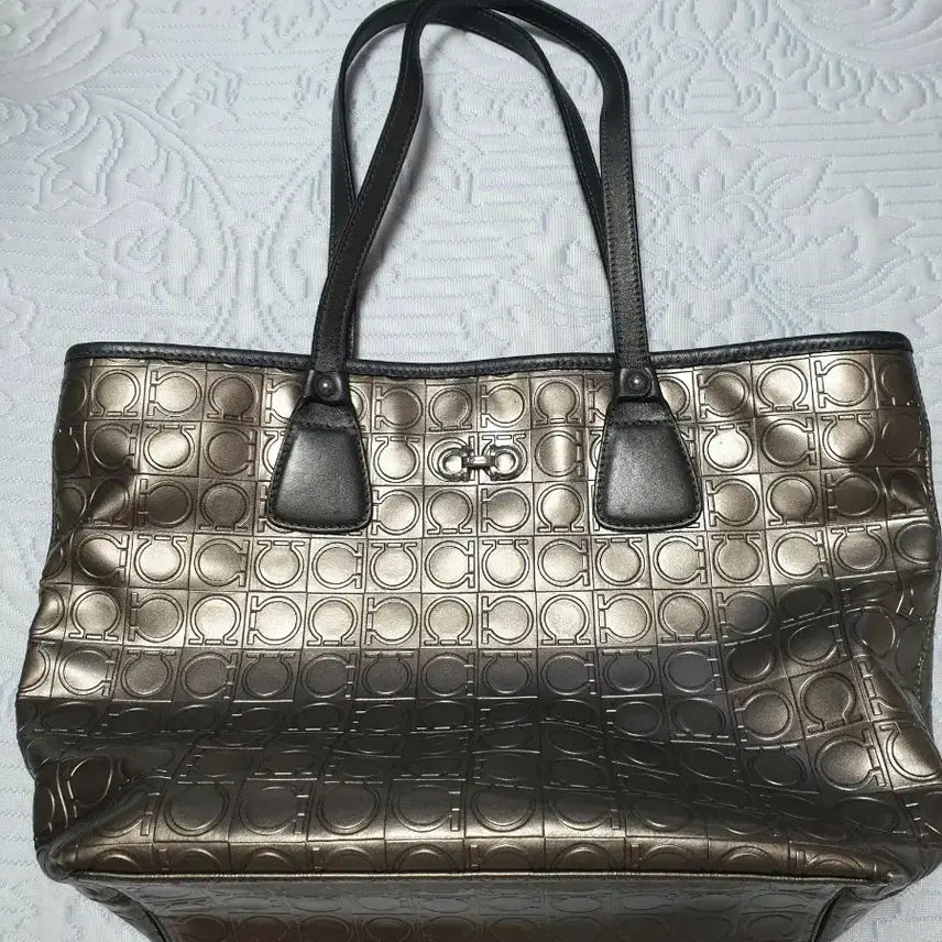 [BUNJANG] Salvatore Ferragamo Gancini Metallic Shoulder Bag / 페라가모 간치니 메탈릭 숄더백