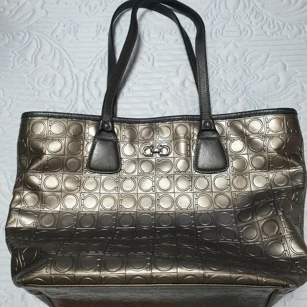 [BUNJANG] Salvatore Ferragamo Gancini Metallic Shoulder Bag / 페라가모 간치니 메탈릭 숄더백