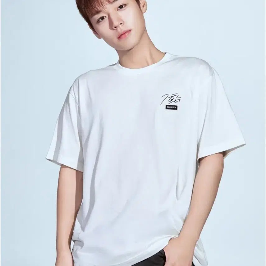 [BUNJANG] Park Jihoon Superdry Collaboration T-Shirt White Signed Edition (M Size) / [원가][M사이즈] 박지훈 슈퍼드라이 X 콜라보 반팔티 화이트 사인드 에디션 티셔츠