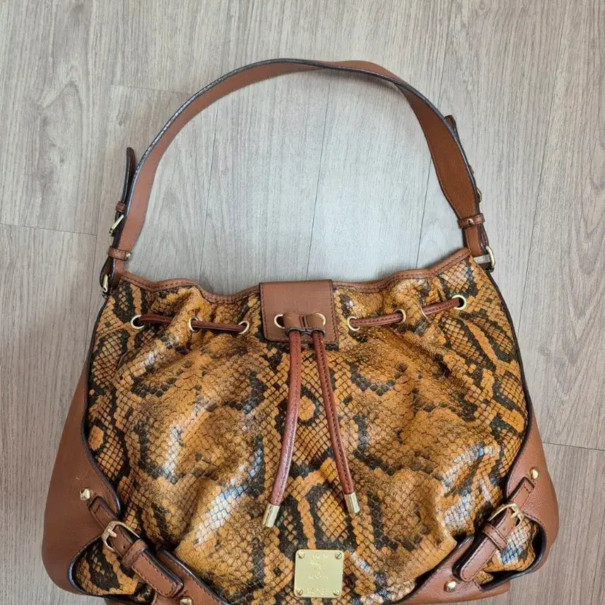 [BUNJANG] MCM Snake Embossed Bucket Shoulder Bag / [백화점 정품] MCM 뱀피 복조리 숄더백 엠씨엠