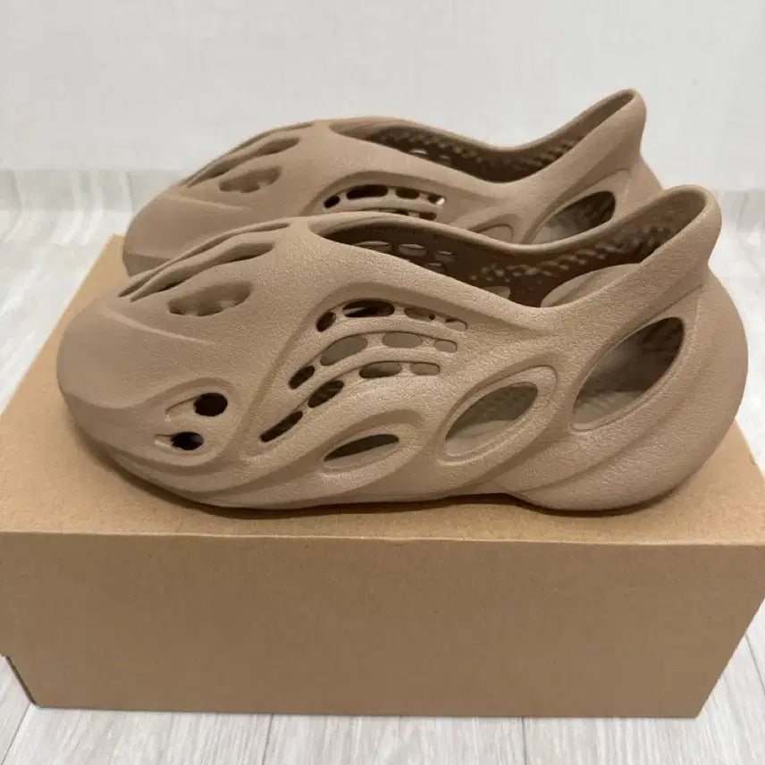 [BUNJANG] Adidas Yeezy Foam Runner Clay Taupe US 9.5 / 아디다스 이지폼러너 클레이 토프 275