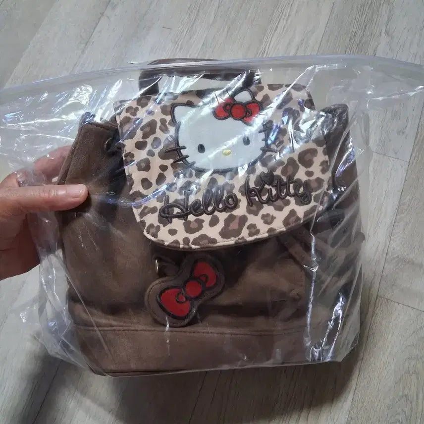 [BUNJANG] Hello Kitty Leopard Print Suede Backpack Brown Camo / 헬로키티 호피백팩가방 브라운 카모 스웨이드(무료배송)