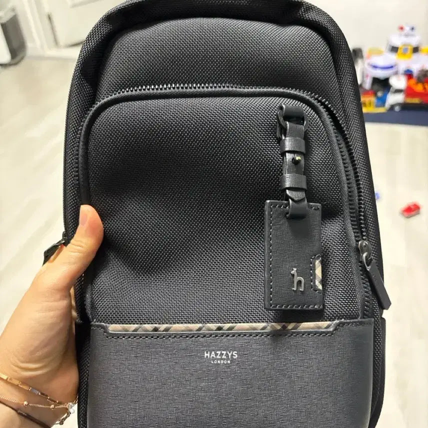 [BUNJANG] Hazzys Black Line Color-block Slingback Bag / 헤지스 블랙 라인배색 슬링백
