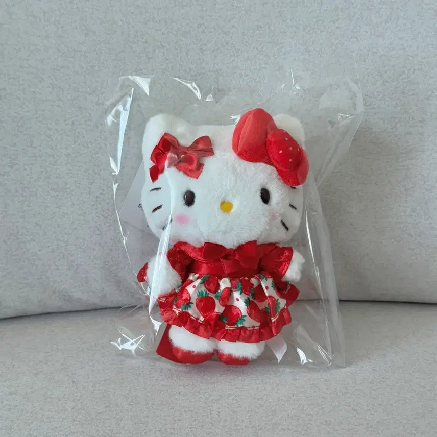 [BUNJANG] Sanrio Ichigo Shimbun 50th Anniversary Kitty Mascot Doll Keychain / 산리오 이치고신문50주년 키티 마스코트 인형 키링