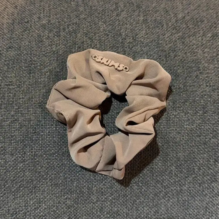 [BUNJANG] Skinner Chouchou Beige Hair Tie / 스키너 슈슈 베이지