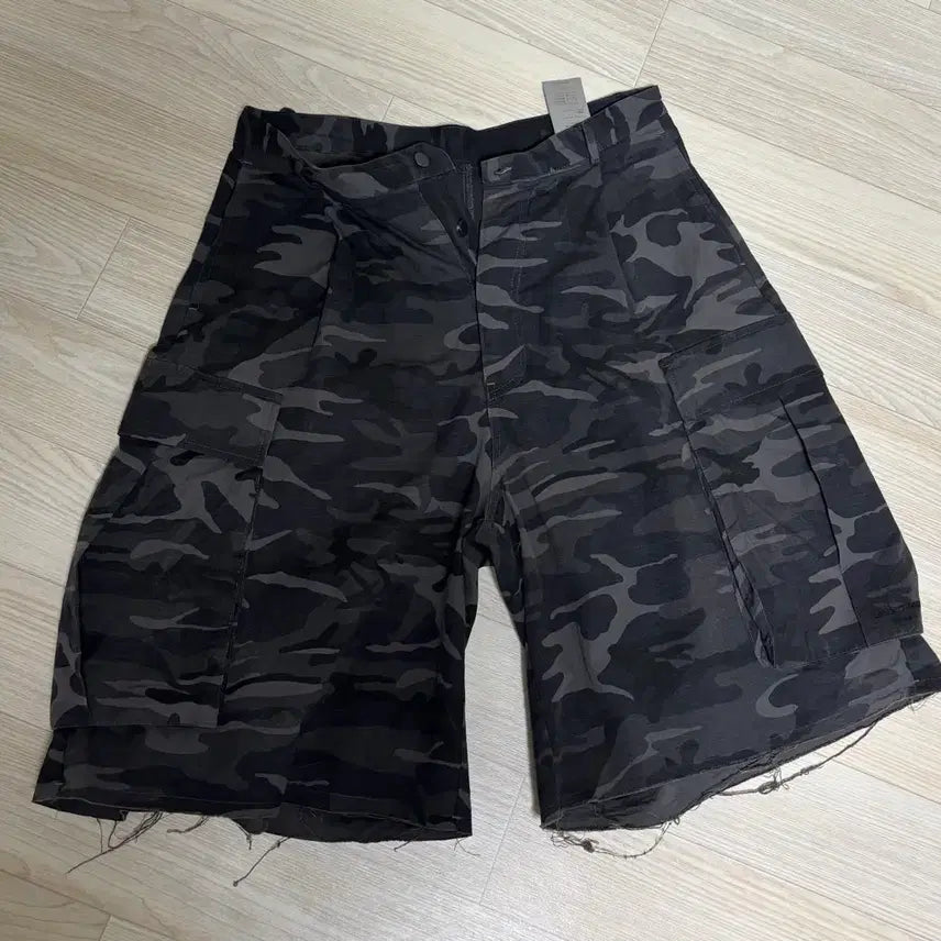 [BUNJANG] Undermycar Anti Fxxking Logo Play Big Cargo Rip Camo Shorts Camo Grey / 언더마이카 무.46 안티 Fxxking 로고 플레이 빅 카고 립 카모 쇼츠 카모 그레이