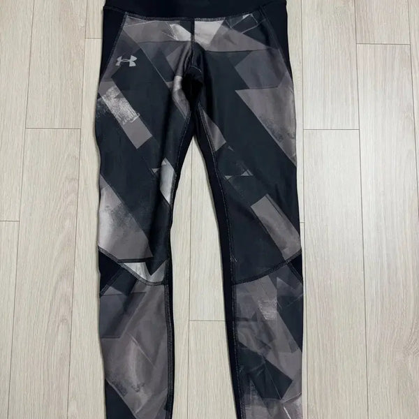 [BUNJANG] Under Armour Women's Geometric Pattern Leggings - Size M / 언더아머 레깅스 M사이즈