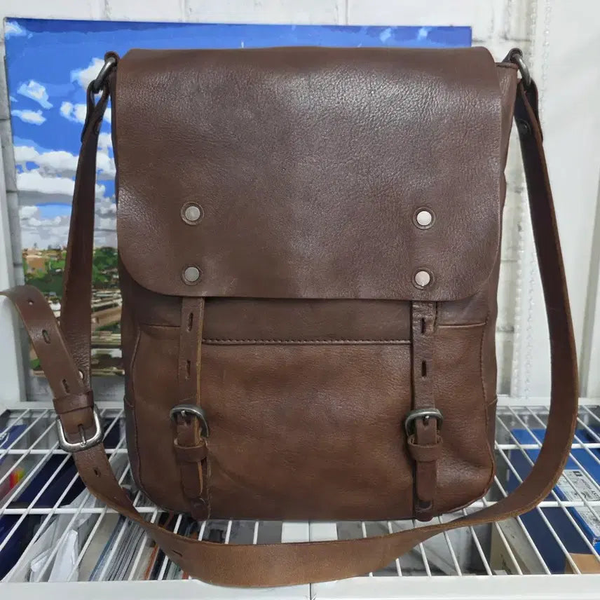 [BUNJANG] Club Monaco Vintage Leather Messenger Bag Crossbody / 클럽모나코 메신저백 크로스백 빈티지 가죽가방 BF76