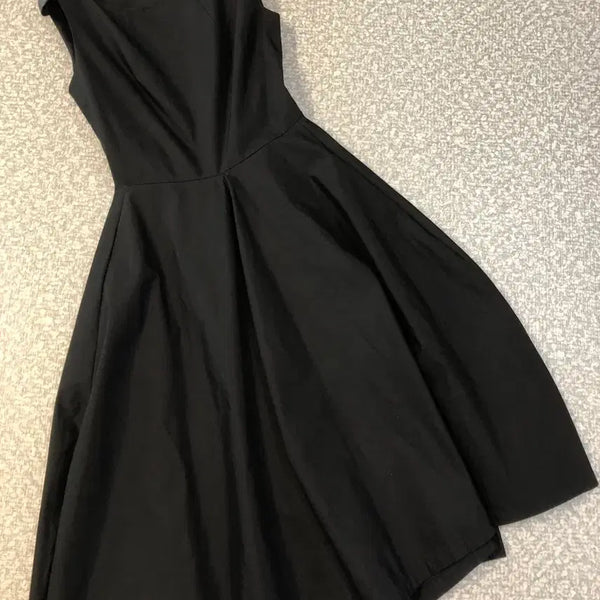 [BUNJANG] Mango Many Please Black Cut-Out Sleeveless Hepburn Dress (Size S) / 망고매니플리즈 백 컷아웃 나시 블랙 햅번 원피스 s 여행룩 휴양지 A라인 플레어 벌룬
