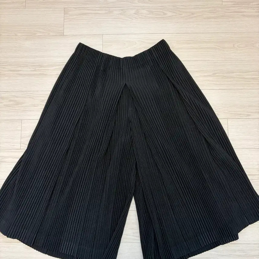 [BUNJANG] Homme Plissé Issey Miyake 24FW August Monthly Short Hakamaba Pants - Black / [3]24FW 옴므플리세 8월 먼슬리 숏 하카마-블랙