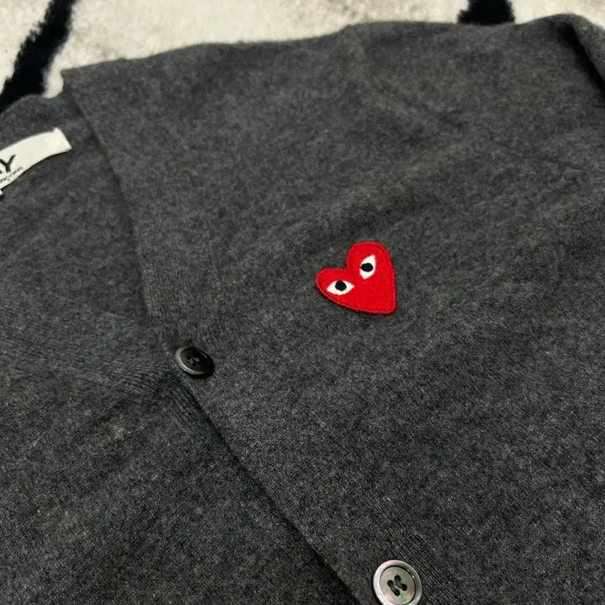 [BUNJANG] Comme des Garçons Red Heart Patch Cardigan Grey XL / [XL]꼼데가르송 레드 와펜 가디건/그레이/AZ-N008