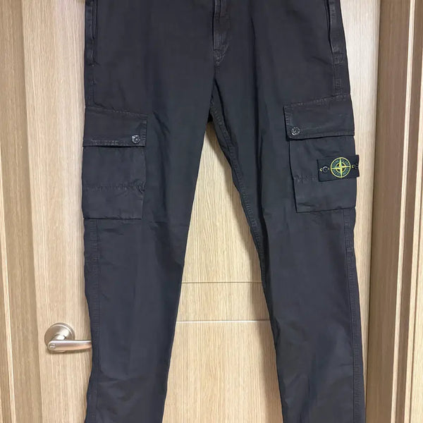 [BUNJANG] Stone Island Brushed Organic Cotton Canvas Old Effect Slim Fit Cargo Trousers Black / 스톤 아일랜드 브러쉬드 오가닉 코튼 캔버스 올드 이펙트 슬림 핏 카고 트라우저 집 포켓 블랙 - 25SS 38사이즈