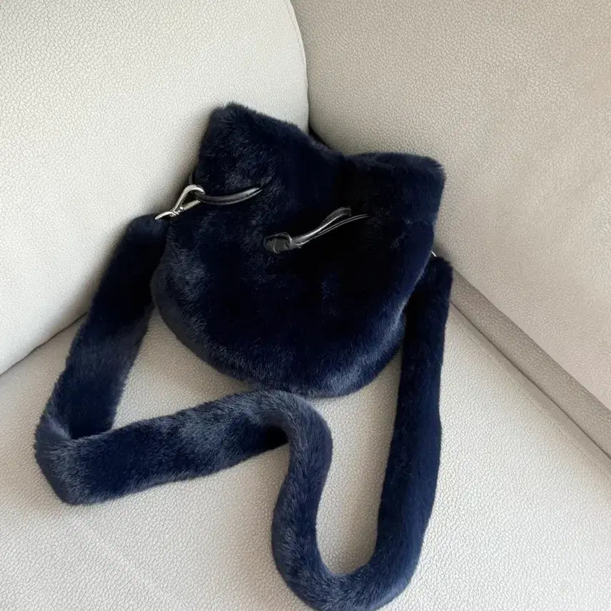 [BUNJANG] Navy Pouch Faux Fur Shoulder Bag / 네이비 복조리 퍼 숄더백