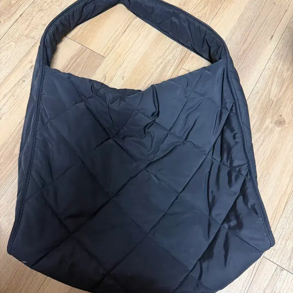 [BUNJANG] COS Diamond Quilted Oversized Shoulder Bag Black / COS 다이아몬드 퀄티드 오버사이즈 숄더백 블랙