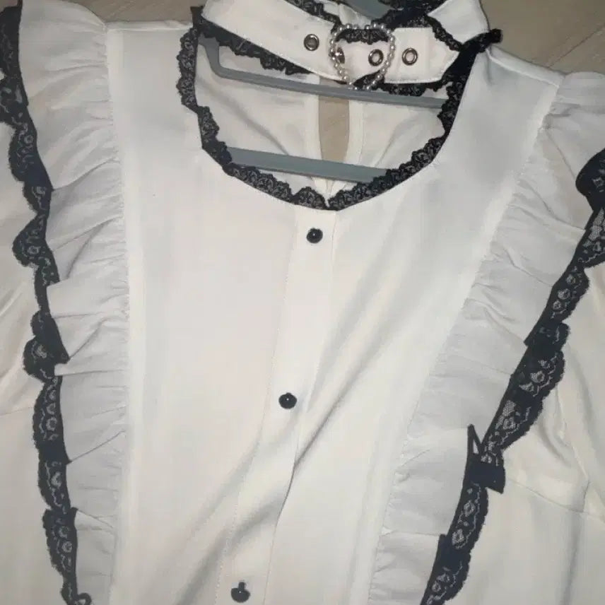 [BUNJANG] Rosita Heart Buckle Blouse (Old Version) / 로지타 하트버클 블라우스 구버전 화이트 흰검