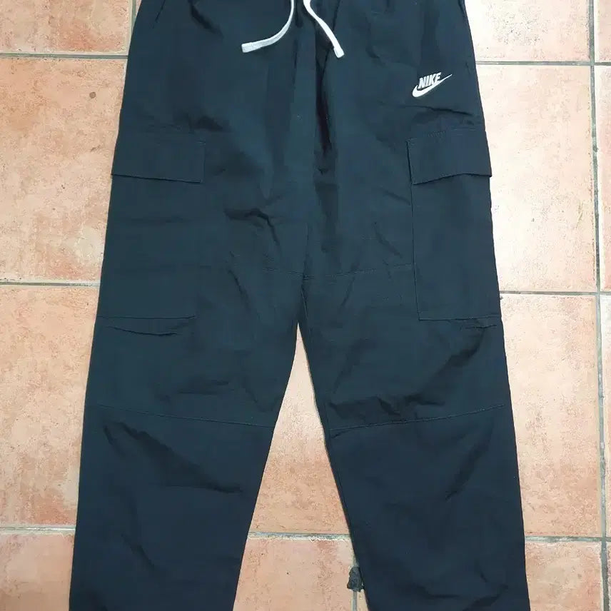 [BUNJANG] Nike Club Woven Cargo Pants Black (Size M) / 나이키 클럽 우븐 카고 팬츠 블랙 (M사이즈 / 실착2회)