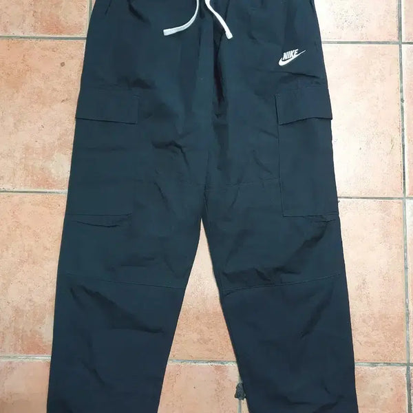 [BUNJANG] Nike Club Woven Cargo Pants Black (Size M) / 나이키 클럽 우븐 카고 팬츠 블랙 (M사이즈 / 실착2회)