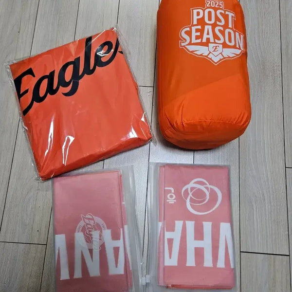 [BUNJANG] Hanwha Eagles Padded Blanket, Raincoat, and Cheering Towel / 한화이글스 패딩담요,우비,응원타올 팝니다.