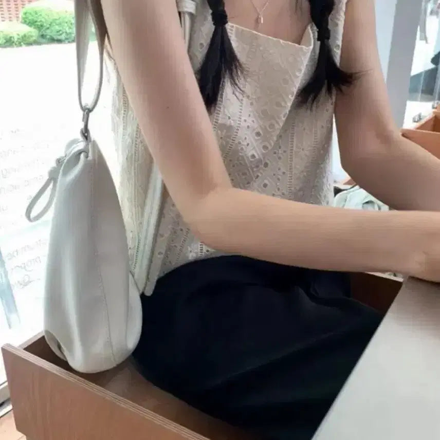 [BUNJANG] Younseulshop Punching Sleeveless Blouse / 윤슬샵 펀칭 나시 블라우스