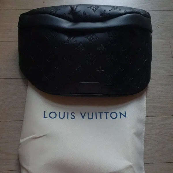 [BUNJANG] Monogram Embossed Leather Crossbody Bag - Black / (새상품) 범백/슬링백/벨트백 블랙_남여공용 가죽 크로스백