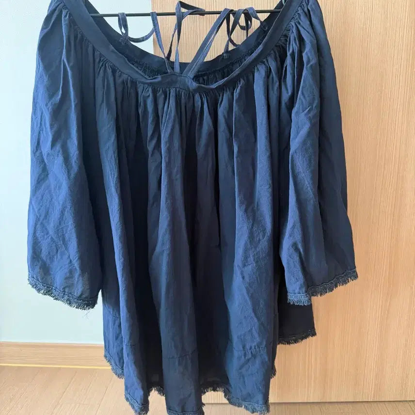 [BUNJANG] Navy Ruffle Off-Shoulder Blouse / 네이비 프릴 오프숄더 블라우스