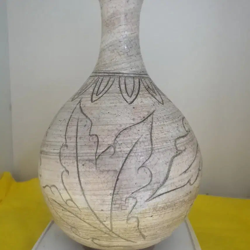 [BUNJANG] Gyeryong Gama Buncheong Ware Lotus and Peony Engraved Vase / 분청자기주병