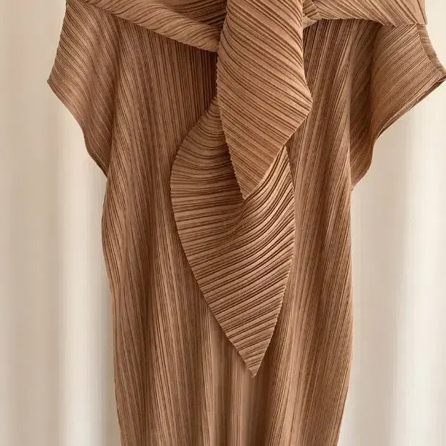 [BUNJANG] Pleated Dress and Shawl Set (Beige) / 플리츠 원피스 및 플리츠 숄 판매(새상품, 베이지색상)