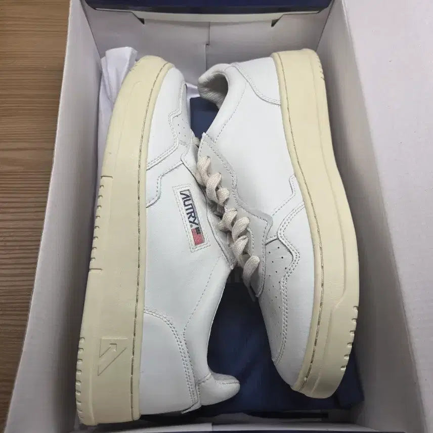 [BUNJANG] Autry Medalist Low Leather Sneakers White / 새상품,급처)오트리 메달리스트 로우 (43)