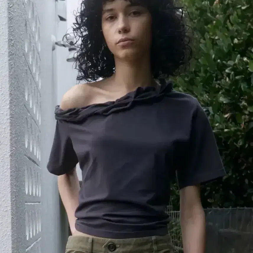 [BUNJANG] Kijun Twist One-Shoulder Top Charcoal / Kijun 기준 Twist One-Shoulder Top Charcoal