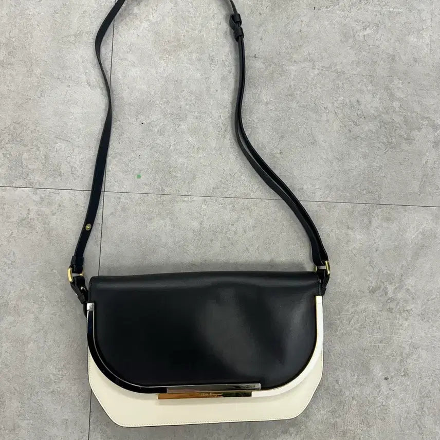 [BUNJANG] Salvatore Ferragamo Two-Tone Mini Shoulder Bag / (정품) 페라가모 ferragamo 블랙/화이트 투톤 여성 가방 미니 숄더백 급처