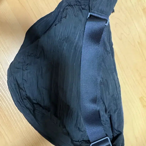 [BUNJANG] COS Smoked Crossbody Bag Black / COS 코스 스모크드 크로스바디백 블랙