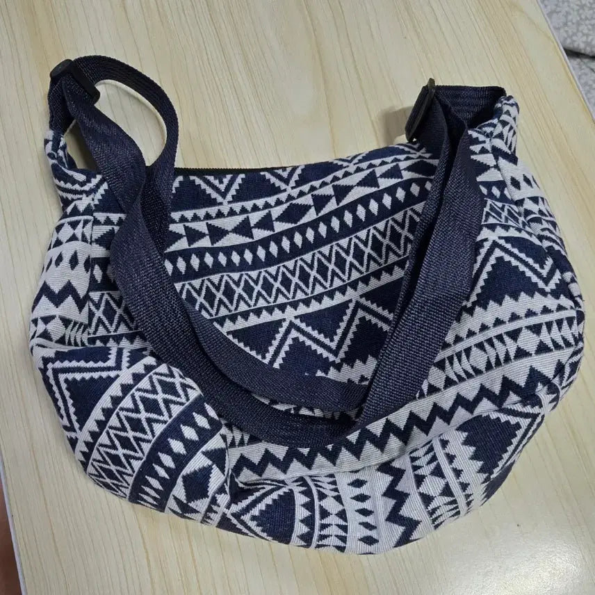 [BUNJANG] Navy Pattern Shoulder Bag / 네이비 패턴 숄더백