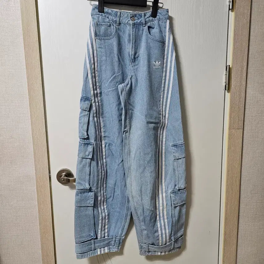 [BUNJANG] Adidas Originals Denim Cargo Pants Light Wash / 아디다스 오리지널스 데님 카고 팬츠 연청