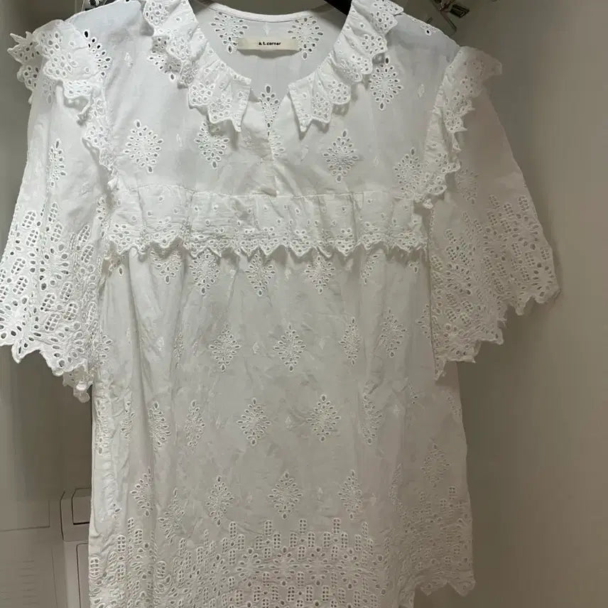 [BUNJANG] At Corner Eyelet Blouse / 앳코너아일렛블라우스