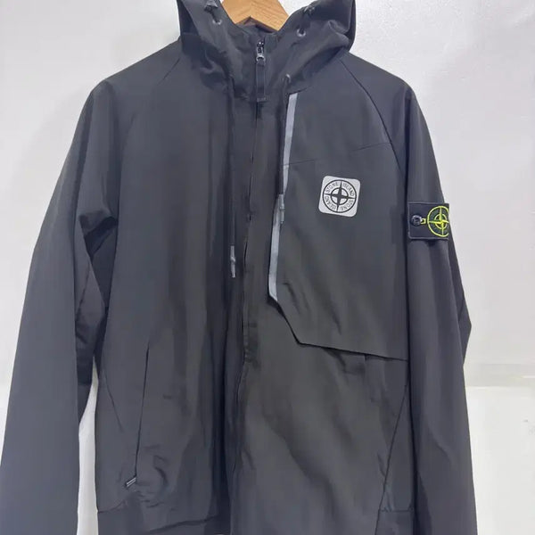 [BUNJANG] Stone Island Black Jacket with Logo Patch and Hood / 스톤아일랜드 블랙 자켓