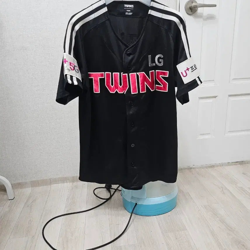 [BUNJANG] LG Twins Oh Ji-hwan Signed Authentic Game-Worn Baseball Jersey (Size M, Black/White) / (95~100)M 초대장급 LG트윈스 [오지환] 원정 (검흰) 싸인 풀마킹유니폼
