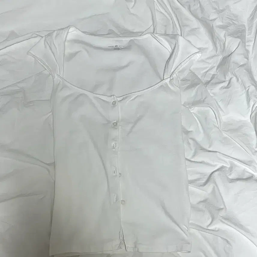 [BUNJANG] Brandy Melville Button T-Shirt / 급처 브랜디멜빌 버튼 티
