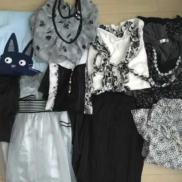 [BUNJANG] Japanese Vintage Clothing Bundle Set - Cat T-shirt, Long Skirt, Pleated, Sheer, Black, Uniqlo / 일본빈티지 의류 일괄 네코 티셔츠 롱스커트 플리츠 시스루 블랙 유니클로