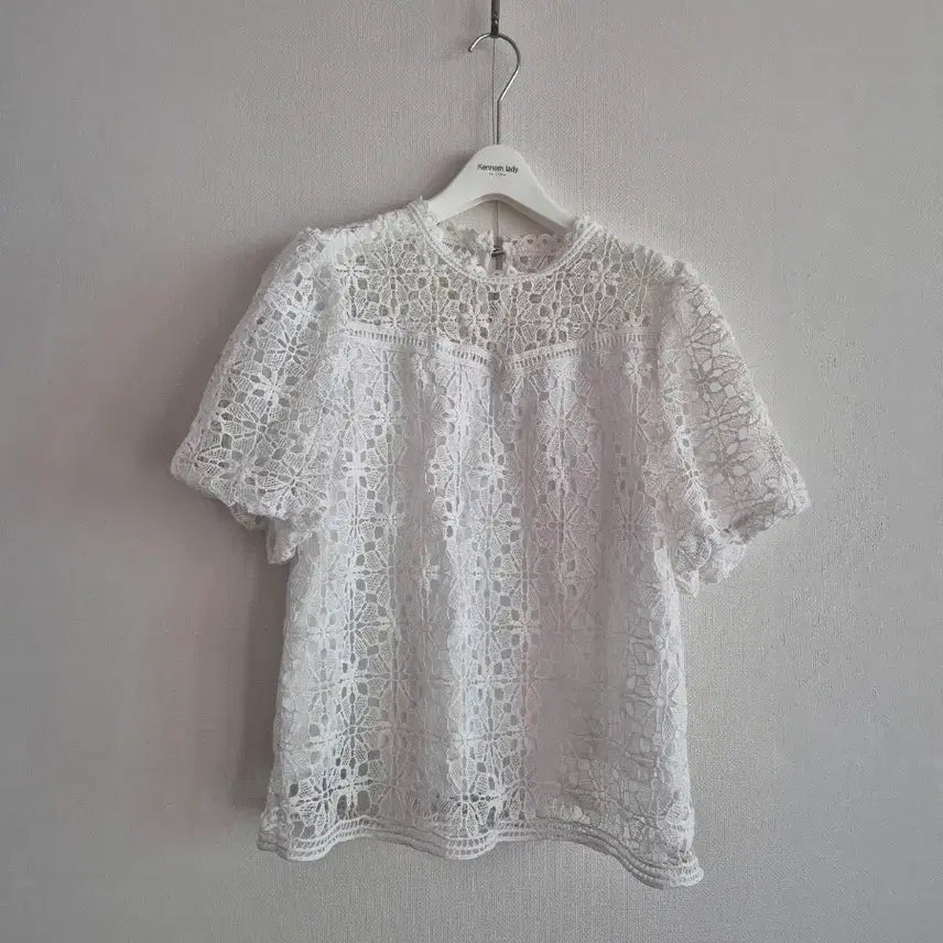 [BUNJANG] White Lace Blouse with Puff Sleeves / 화이트칼라 펀칭 레이스 블라우스 (퍼프 소매)