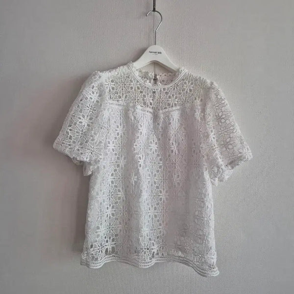 [BUNJANG] White Lace Blouse with Puff Sleeves / 화이트칼라 펀칭 레이스 블라우스 (퍼프 소매)