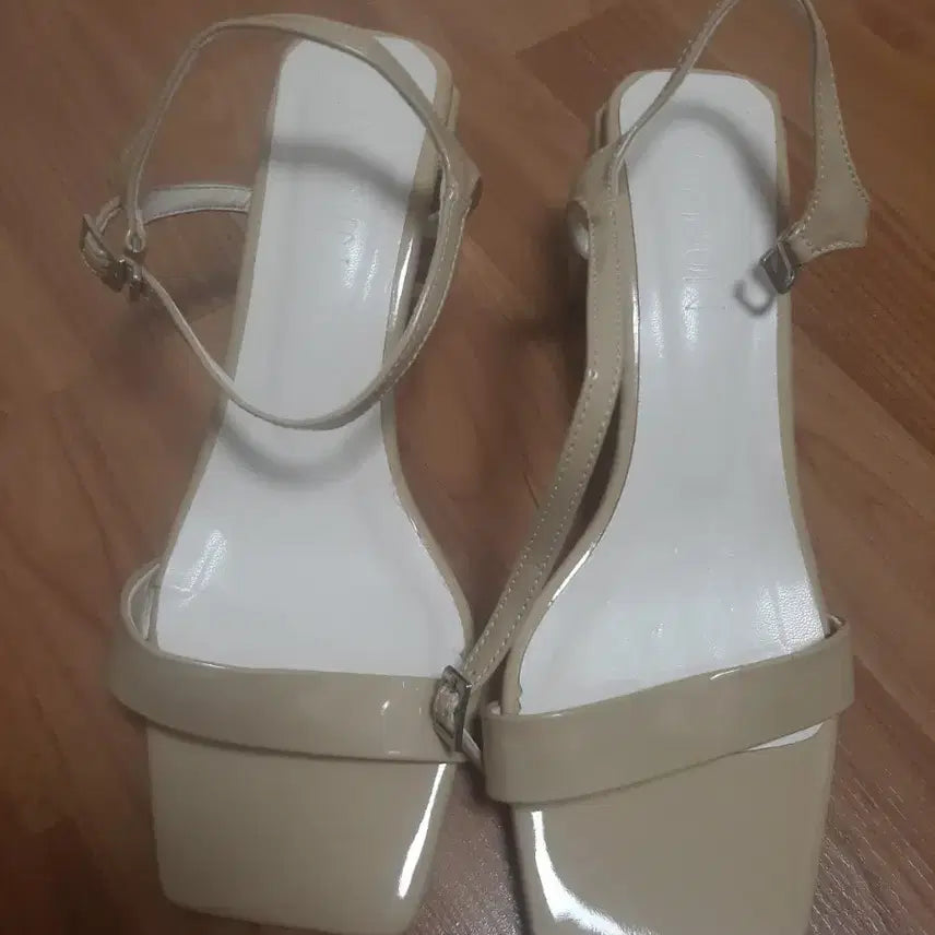 [BUNJANG] Beige Strap Sandals / 베이지색 스트랩 샌들