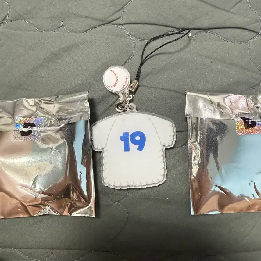 [BUNJANG] Diamond Ace Collaboration Cafe Uniform Keychain (No. 19) / 다이에이 콜라보카페 유니폼 키링 유이 판매 및 교환