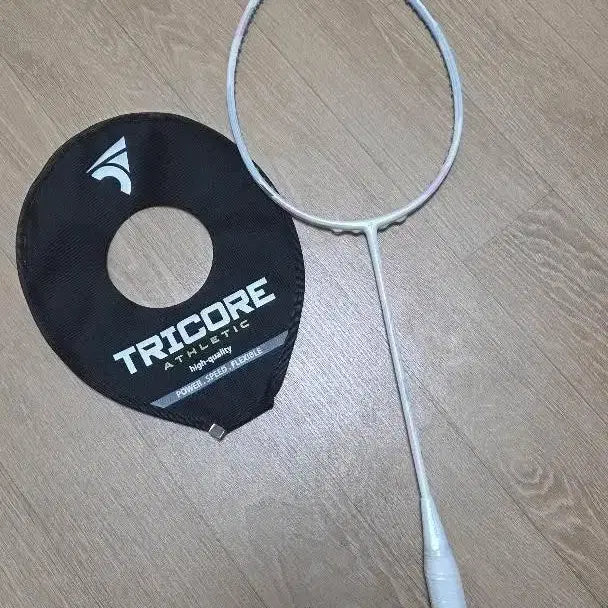 [BUNJANG] TRICORE SMITH-L Badminton Racket (White) / 트리코어 애슬레틱 배드민턴 라켓 (화이트)브랜드: 트리코어 (TRICORE)모델명: SMITH-L (스미스-엘)무게 및 스펙: 4U (약 82g)프레임 형태: 공기 저